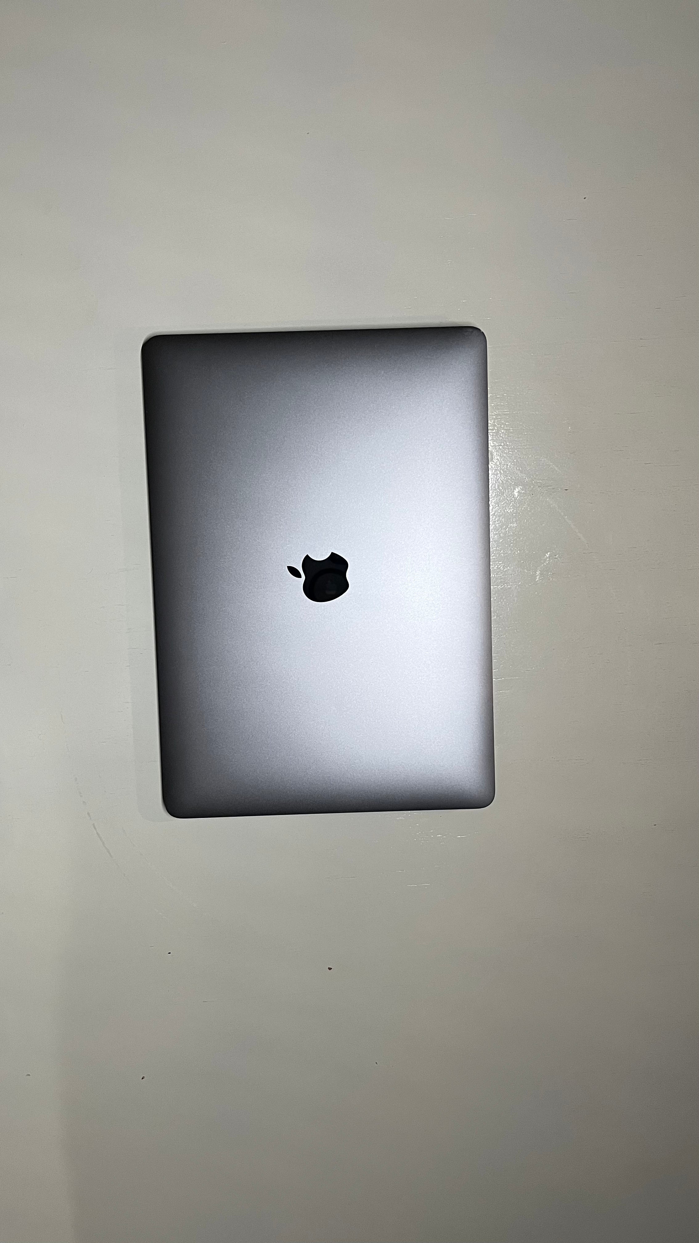 MacBook Pro 2020 16” 16/512 I7 Cycles: 500 9.5/10