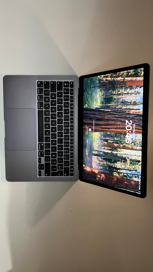 MacBook Pro 2020 16” 16/512 I7 Cycles: 500 9.5/10