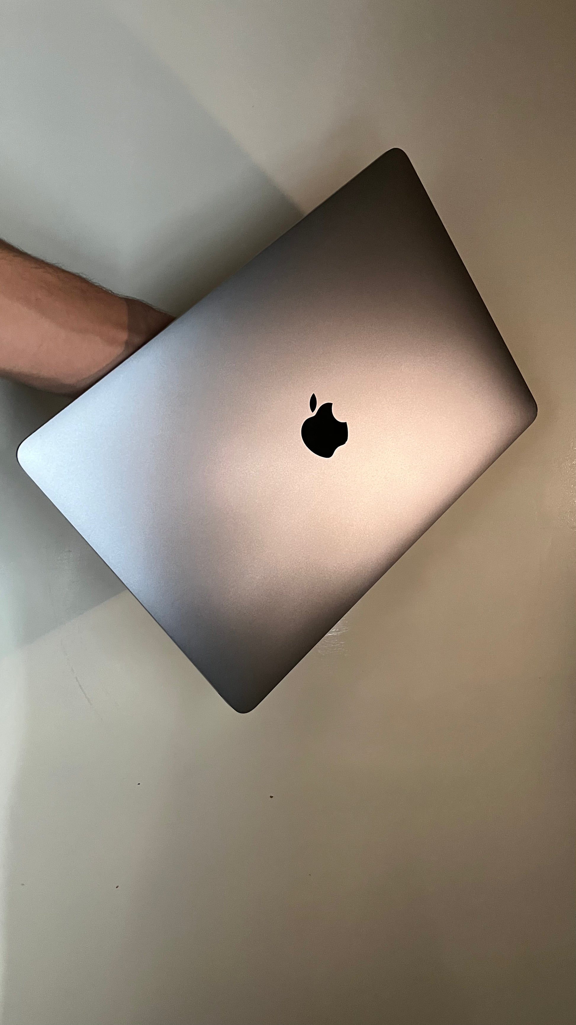 MacBook Pro 2020 16” 16/512 I7 Cycles: 500 9.5/10