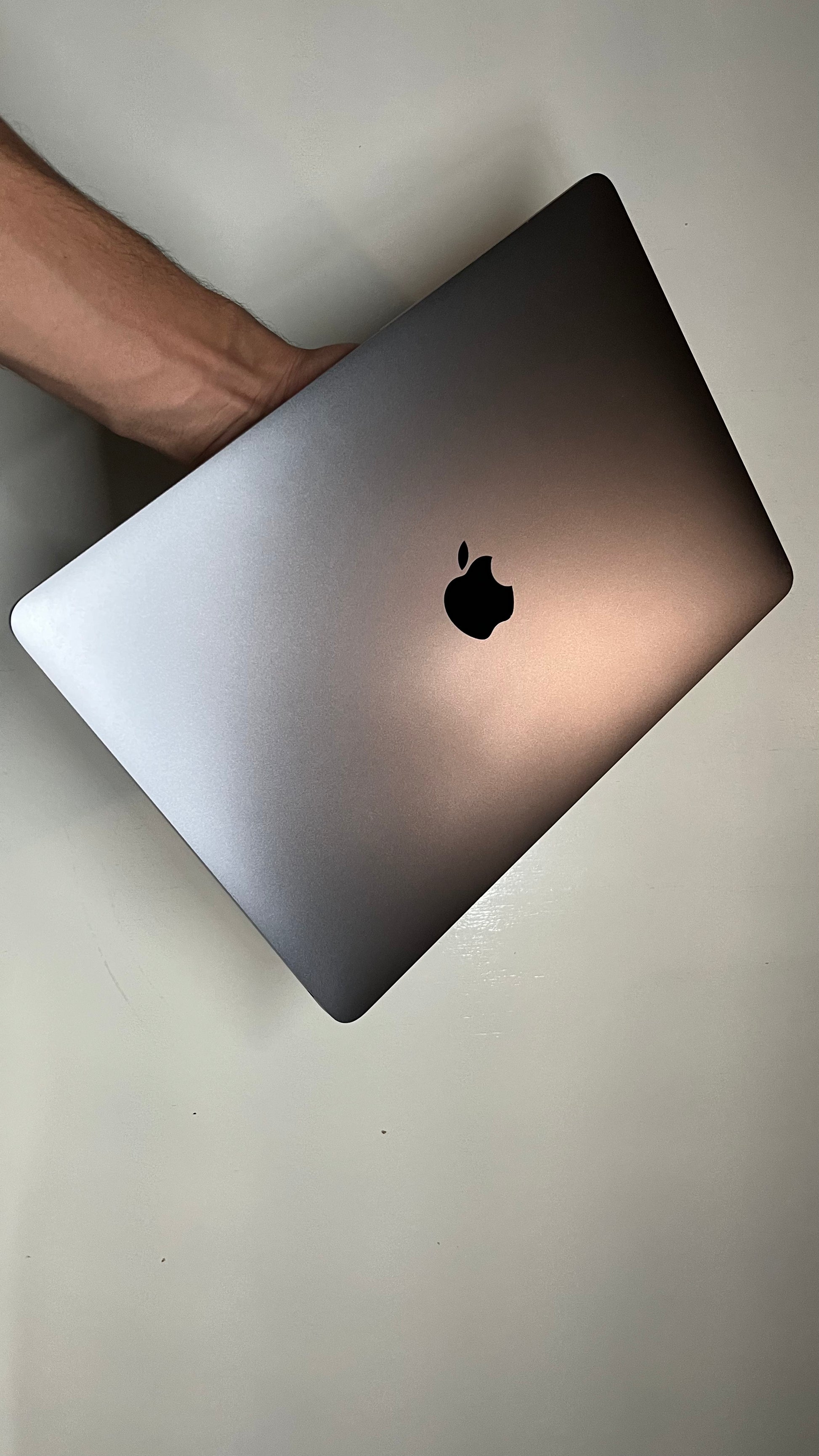 MacBook Pro 2020 16” 16/512 I7 Cycles: 500 9.5/10