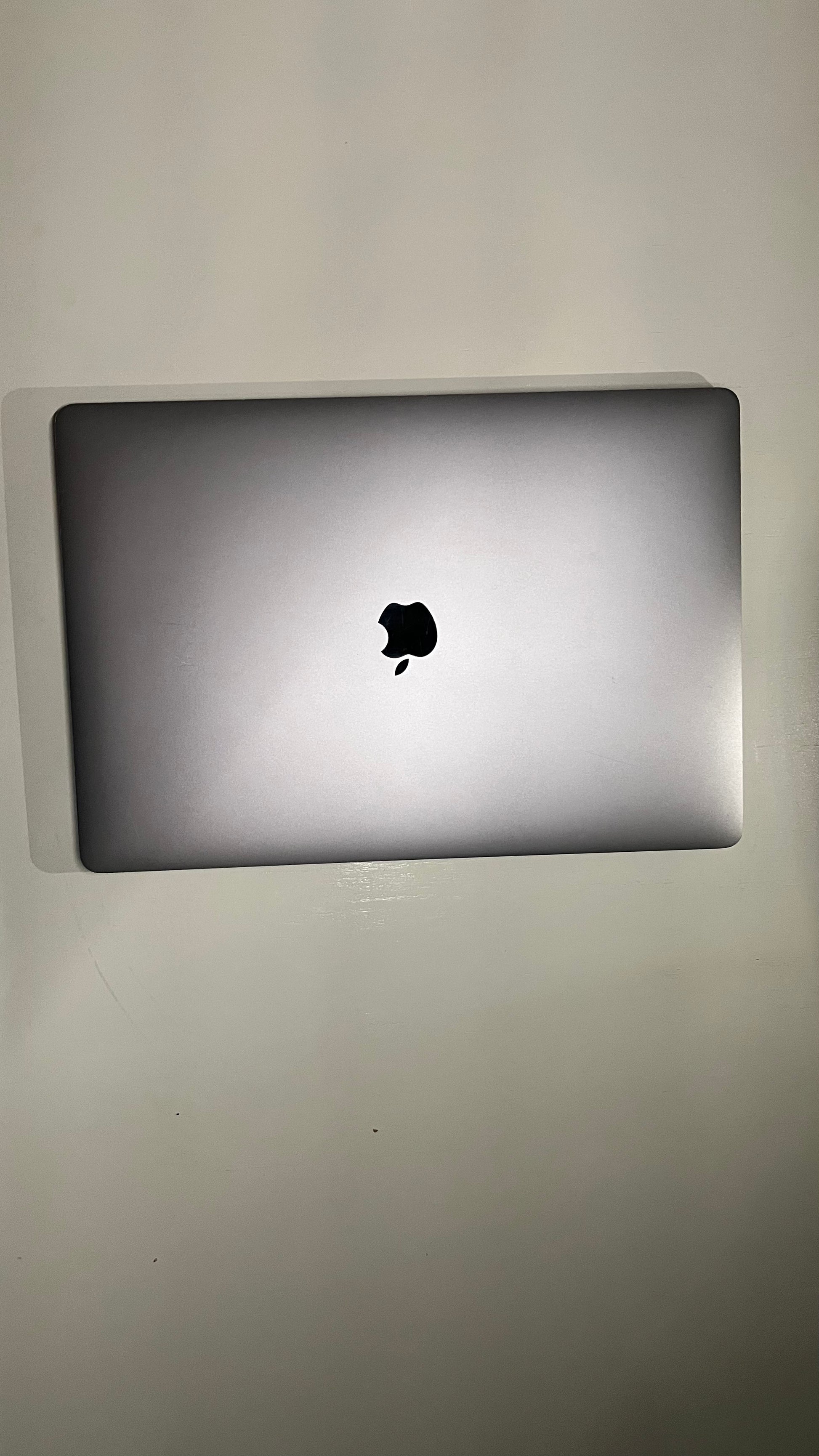 MacBook Pro 2020 16” 16/512 I7 Cycles: 500 9.5/10